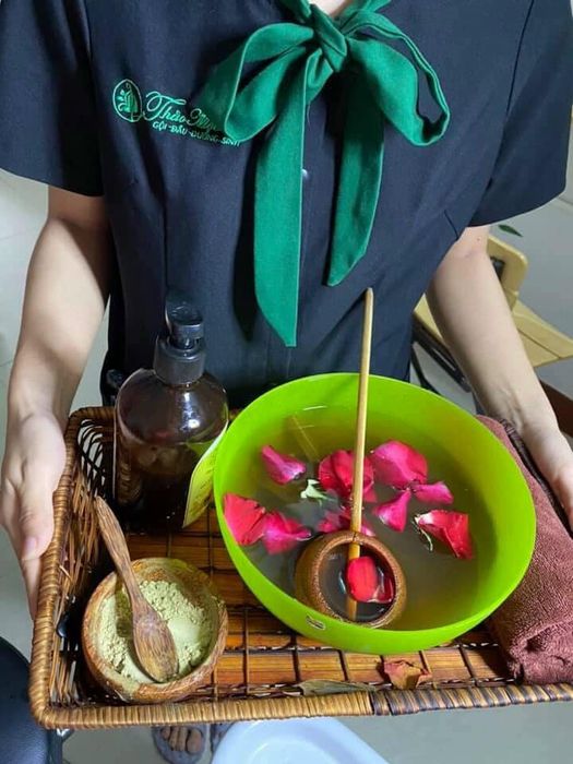 Spa Beauty Thảo Mộc là địa chỉ không thể bỏ qua cho những ai yêu thích sự thư giãn từ thiên nhiên. Tại đây, bạn sẽ được chăm sóc tóc và cơ thể với liệu pháp thảo mộc kết hợp massage chuyên sâu, mang lại sự thư thái và làn tóc khỏe đẹp, suôn mượt tự nhiên.