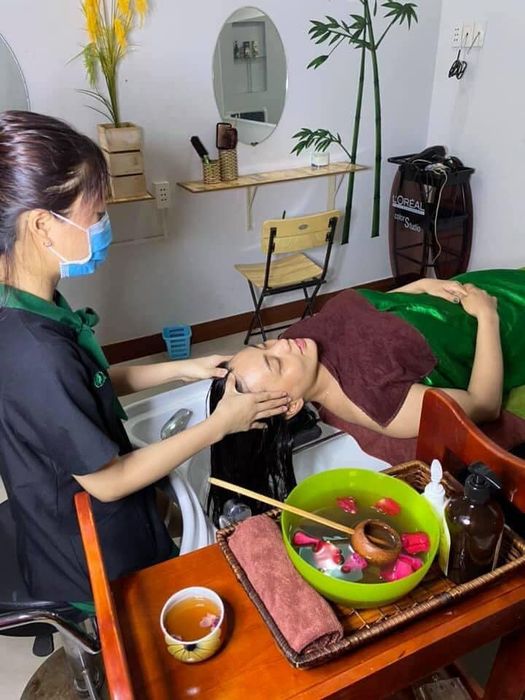 Tại Spa Beauty Thảo Mộc, bạn sẽ được đắm chìm trong không gian thư giãn với âm nhạc thiền nhẹ nhàng và trà hoa gạo lức, đồng thời cải thiện sức khỏe vùng đầu, ngăn ngừa rụng tóc, kích thích mọc tóc và phục hồi tóc hư tổn. Đây là một trải nghiệm tuyệt vời để nâng cao sức khỏe và sắc đẹp tự nhiên.