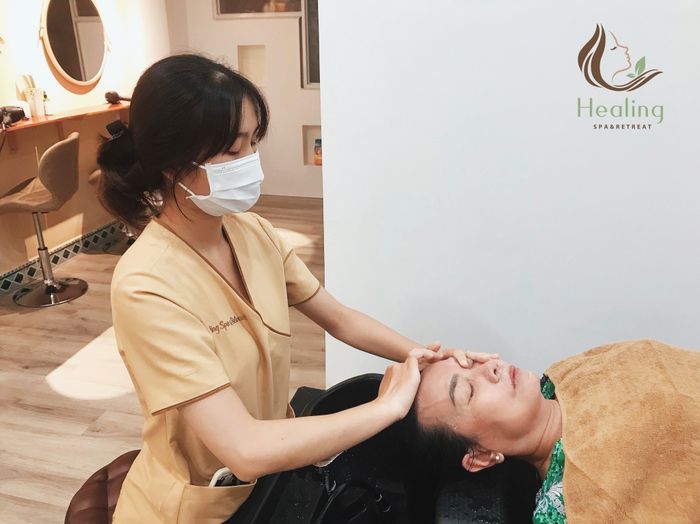 Với không gian ấm cúng và đầy sự tinh tế, Healing Spa là nơi lý tưởng để bạn tận hưởng sự thư giãn tuyệt vời. Dịch vụ chăm sóc tại đây được thiết kế tinh tế để phục vụ nhu cầu thư giãn và chăm sóc sắc đẹp của mỗi khách hàng, mang đến những trải nghiệm tuyệt vời.