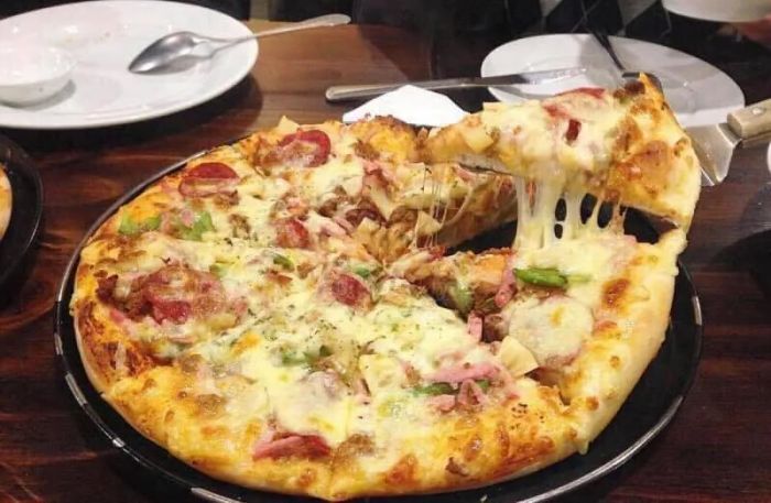 Hình ảnh pizza thơm ngon tại Mimoza Pizza Thái Bình