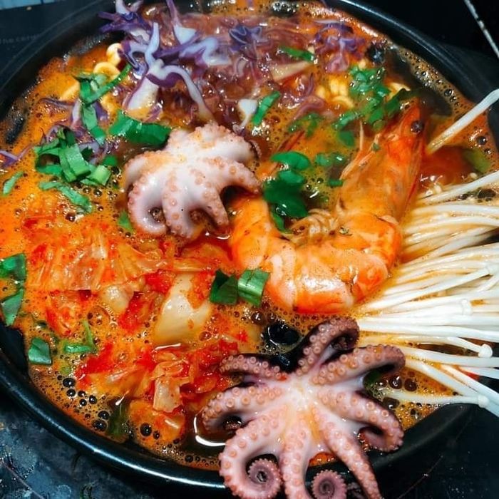 Ảnh 1 - Không gian ấm cúng và món mì cay hấp dẫn tại Ăn Vặt LEO