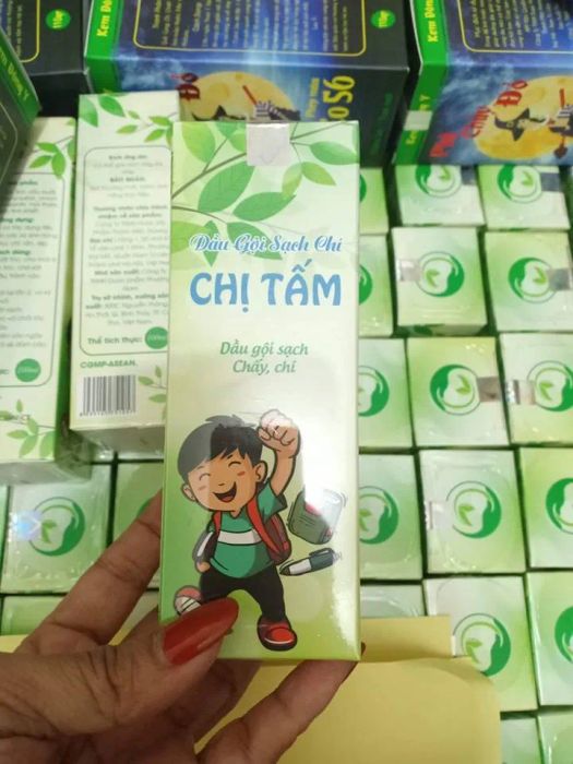Dầu gội Chị Tấm - Hình ảnh 3: Bộ sản phẩm hoàn chỉnh bao gồm dầu gội và lược chải chấy chuyên dụng, giải pháp toàn diện cho gia đình