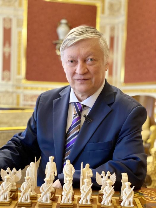 Anatoly Karpov giữ vị trí số một trong bảng xếp hạng kỳ thủ thế giới suốt 102 tháng, chỉ sau Kasparov và Carlsen.