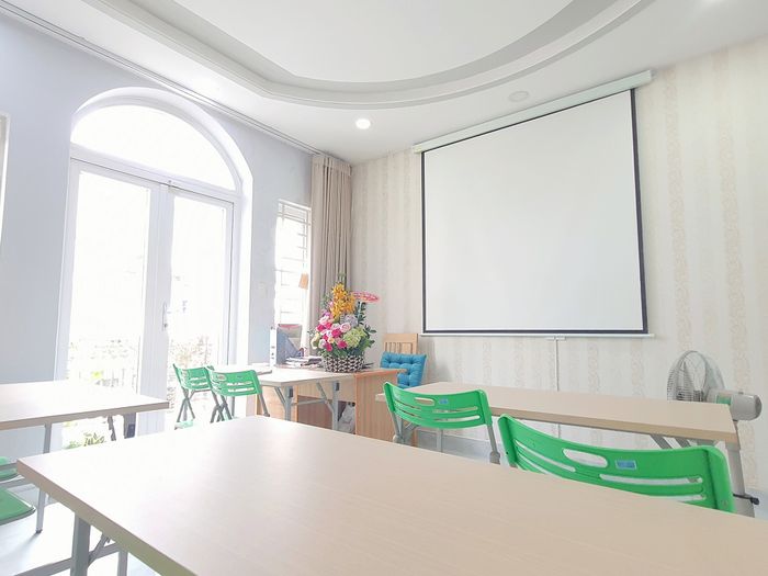 Giảng viên tận tâm hướng dẫn học viên tại ChineseHome - CNH