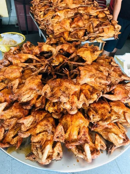Không gian ấm cúng tại Gà Nướng Lu Thanh Thảo