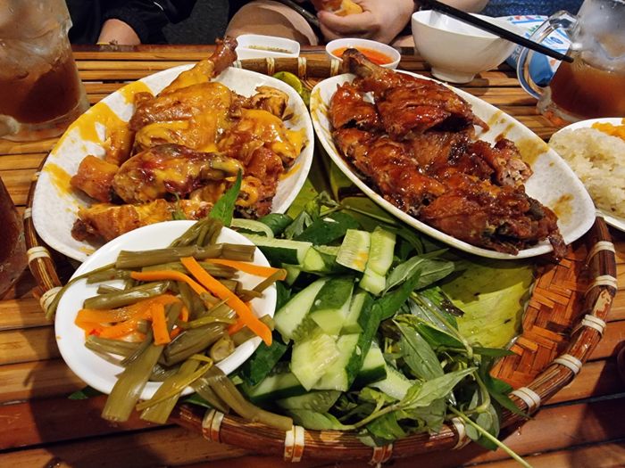 Không gian ấm cúng tại Con Gà Nướng
