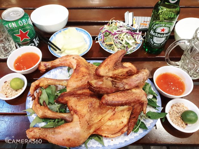 Không gian ấm cúng tại Gà Nướng Lu Việt Hương