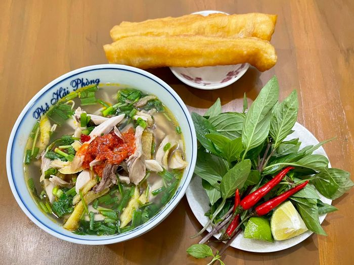 Phở Hải Phòng - Đặc sản miền Bắc với nước dùng thanh ngọt, thịt bò tươi ngon, bánh phở mềm dai, tạo nên một món ăn đầy mê hoặc.