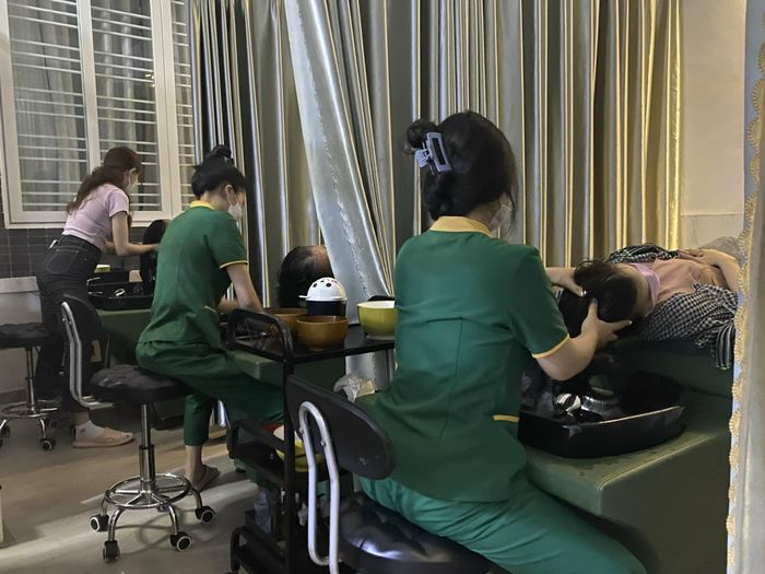 Điểm đặc biệt tại An Miên Spa là việc sử dụng các nguyên liệu thiên nhiên truyền thống như Bồ Kết, Cỏ Mần Trầu, Hương Nhu, Hà Thủ Ô... Tất cả đều được chế biến thủ công trong ngày, giúp nâng cao hiệu quả chăm sóc tóc và da đầu. Với những nguyên liệu này, An Miên Spa giải quyết hiệu quả các vấn đề như gàu, rụng tóc, tóc dầu, tóc mỏng và thậm chí là nấm da dầu.