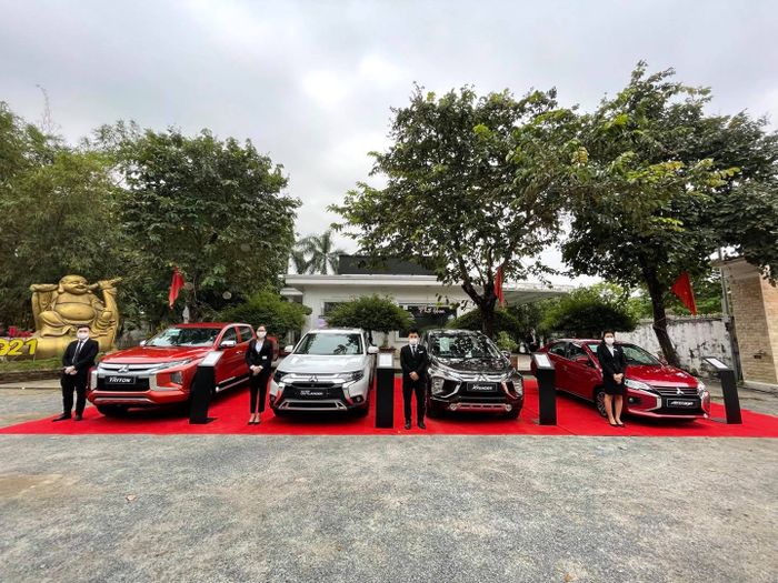 Mitsubishi Vinh - góc nhìn 1 đầy ấn tượng của showroom hiện đại.