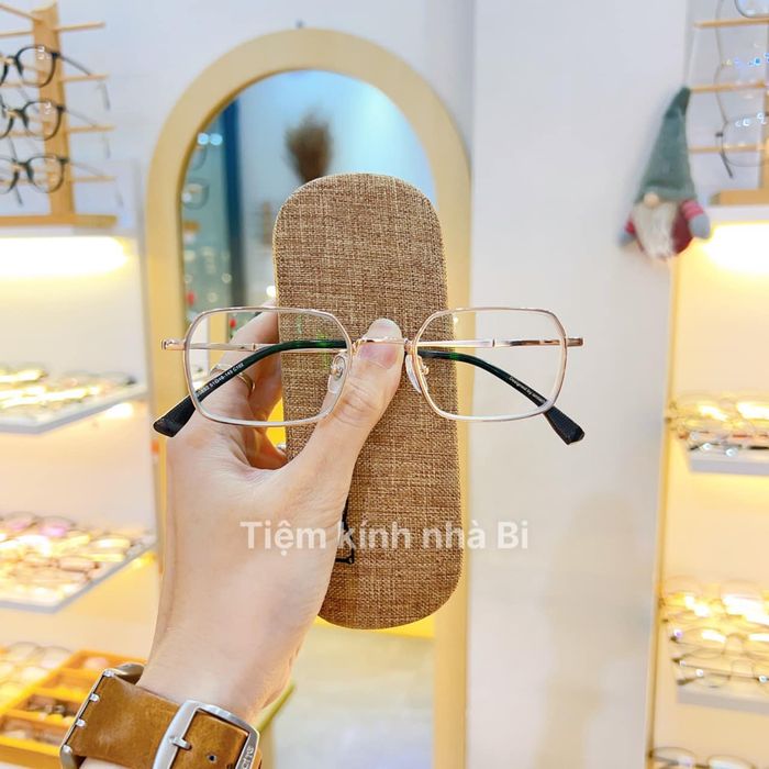 Bộ sưu tập kính đa dạng tại Tiệm Kính Nhà Bi