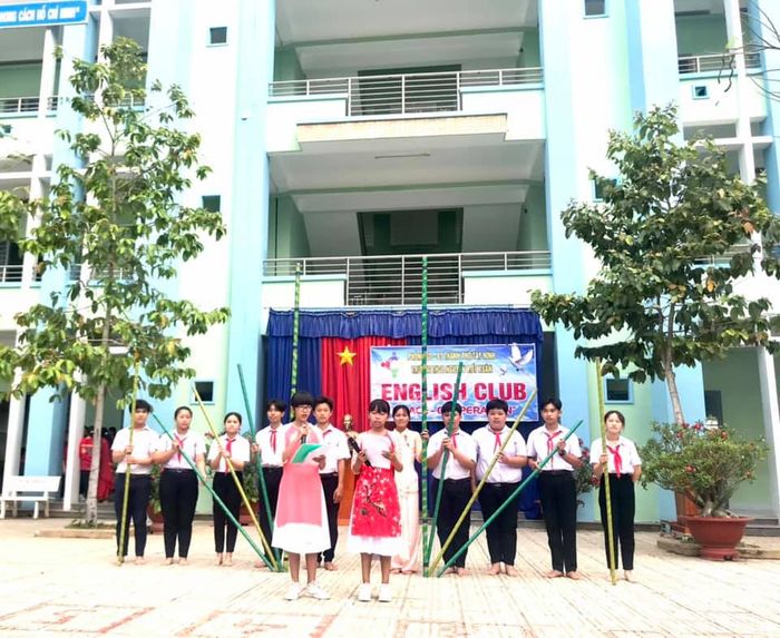 Khuôn viên xanh mát của Trường THCS Nguyễn Viết Xuân