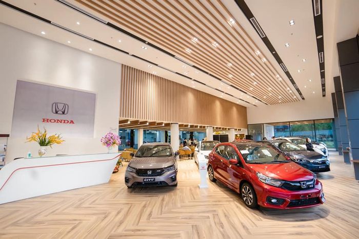Hình ảnh góc 3 của Mitsubishi Vinh, thể hiện vẻ đẹp và hiện đại của showroom.