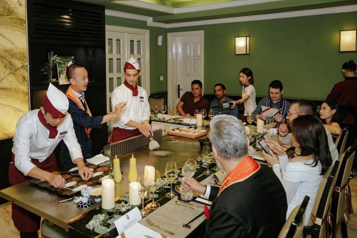 Màn biểu diễn Teppanyaki điêu luyện tại Kobe Teppanyaki