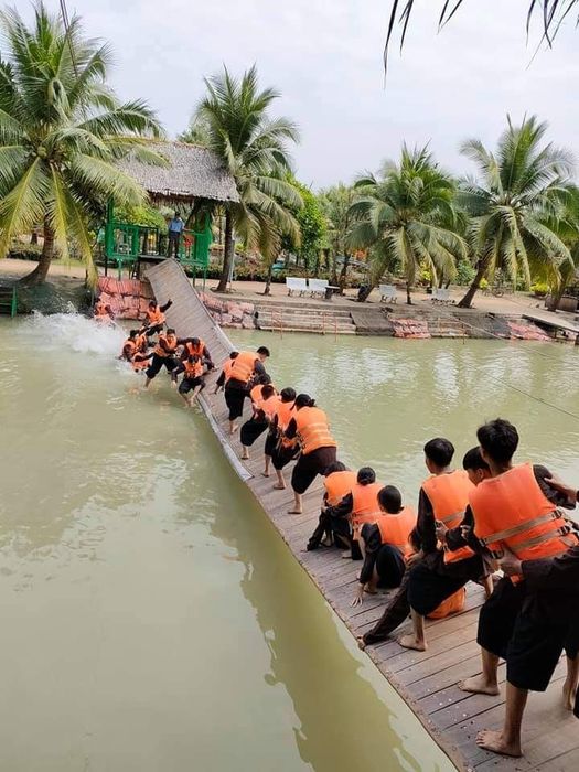Lan Vương - Những chiếc xuồng ba lá dưới rặng dừa - Ảnh 3