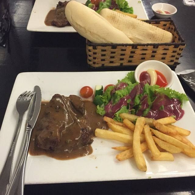 Không gian ấm cúng tại Beefsteak Titi
