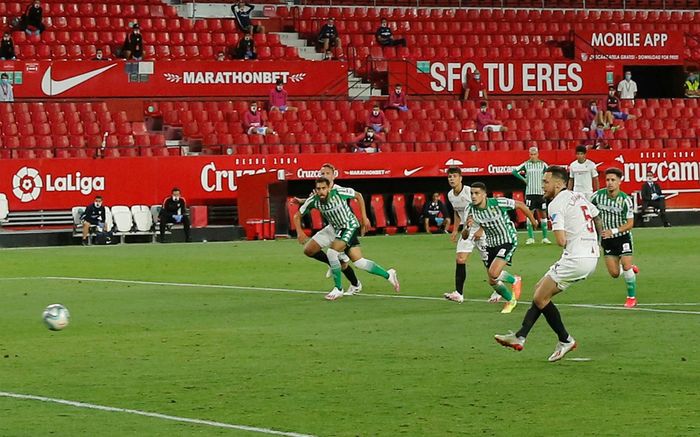 Khoảnh khắc Ocampos tỏa sáng từ chấm penalty cho Sevilla