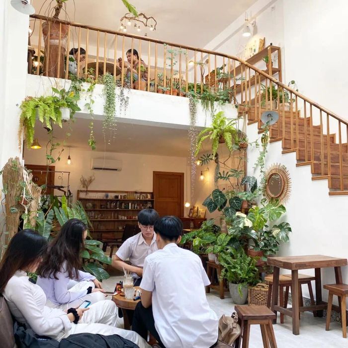 Không gian xanh mát tại Dâu Ngọt Café