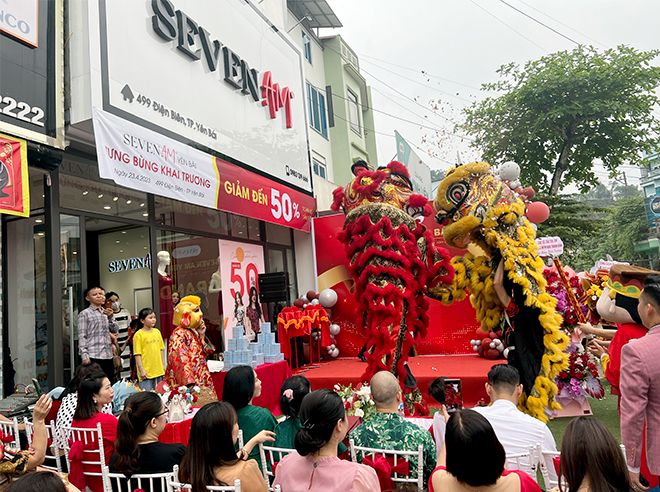 Không gian mua sắm hiện đại tại Seven.AM Yên Bái