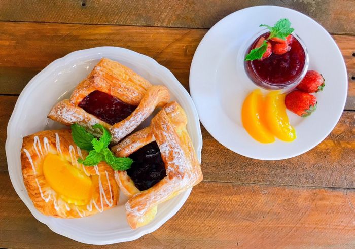 Thưởng thức bánh cùng thức uống tại Amia có thể sẽ là một trong những điều hay ho để bạn đổi gió cho buổi hẹn hò của mình đấy. ảnh 2