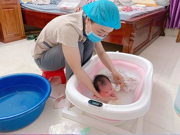 Hình ảnh dịch vụ bơi thủy liệu cho bé tại Mimi Care