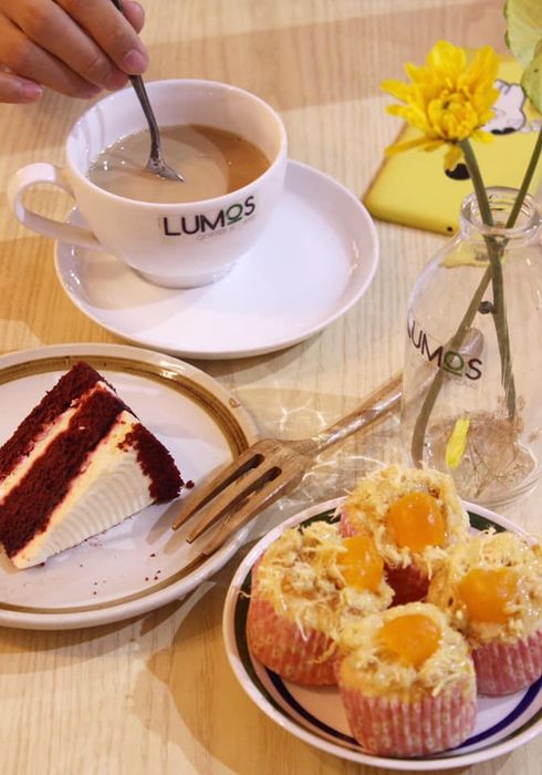 Không gian đơn giản tại Lumos Coffee and Cake ảnh 1