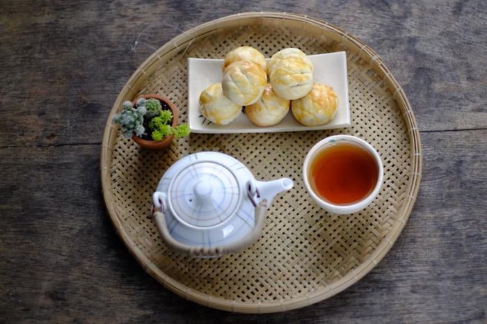Bánh và trà hoa ở Yên tạo nên một trải nghiệm thật sự nhẹ nhàng và thư thái.