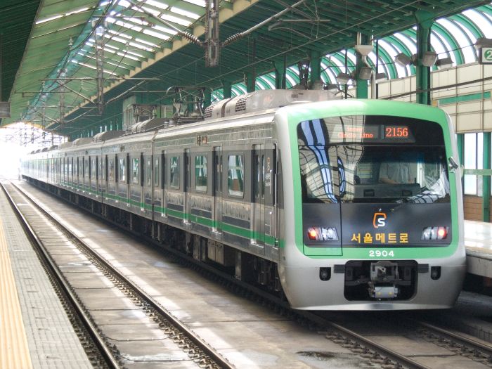 Hình ảnh ấn tượng về hệ thống tàu điện ngầm Seoul hiện đại