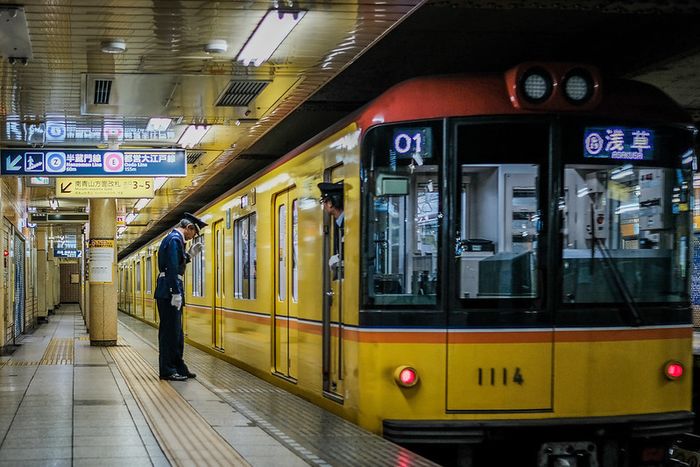 Hình ảnh tàu điện ngầm Tokyo - Biểu tượng giao thông hiện đại Nhật Bản