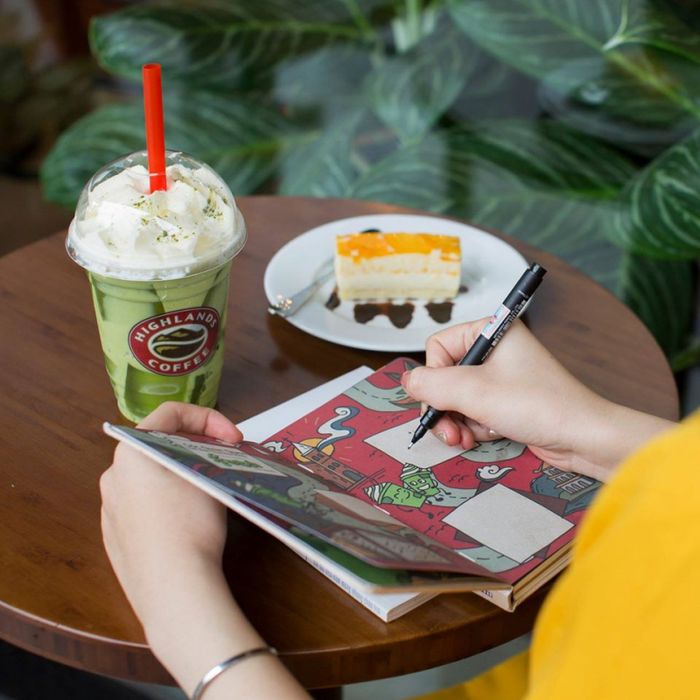 Nếu bạn đang tìm một nơi để thưởng thức trà, cà phê kết hợp với bánh ngọt thơm ngon, thì Highland Coffee chính là điểm đến lý tưởng dành cho bạn. ảnh 2