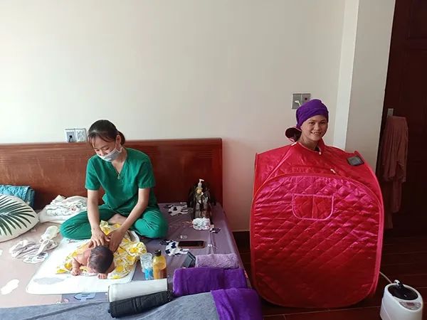Hình ảnh dịch vụ massage cho bé tại Phương Liên Care