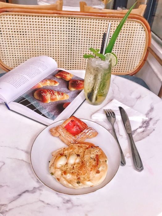 Thưởng thức bánh cùng thức uống tại Amia sẽ là một trải nghiệm tuyệt vời cho những buổi hẹn hò của bạn.