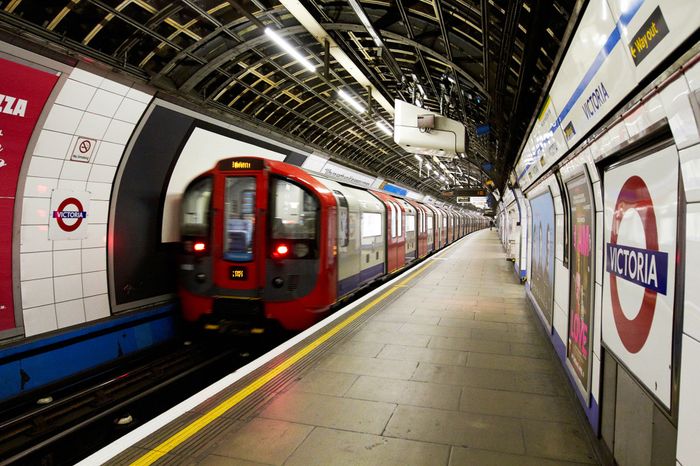 Hình ảnh ấn tượng về The Tube - Hệ thống tàu điện ngầm London cổ kính