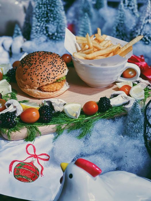 Không gian ấm cúng tại Burger Tiện Lợi