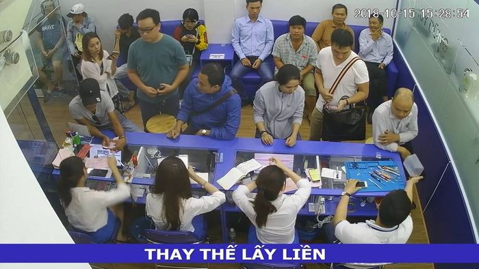 Hình ảnh 2: Quy trình kiểm tra và thay thế linh kiện chuyên nghiệp tại Huy Dũng Mobile