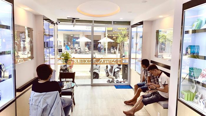Hình ảnh thứ hai giới thiệu đội ngũ kỹ thuật viên chuyên nghiệp của Thanh Trang Mobile đang làm việc tận tâm.