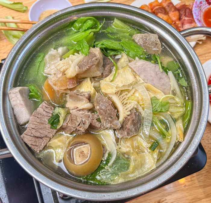 Không gian ấm cúng và món lẩu hấp dẫn tại Lẩu Bò Kim Thổ