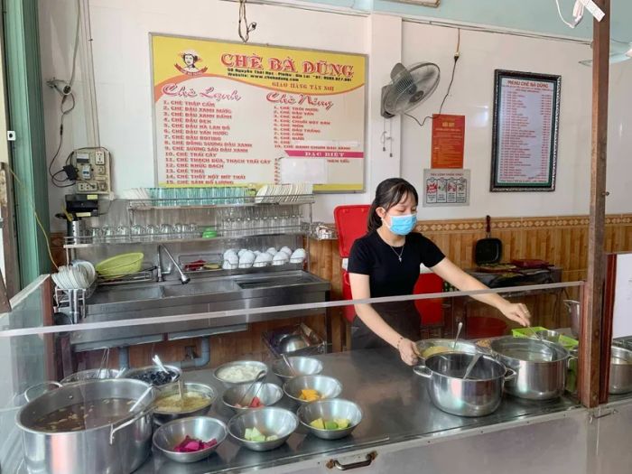 Không gian ấm áp tại Quán Chè Bà Dũng qua góc ảnh thứ hai