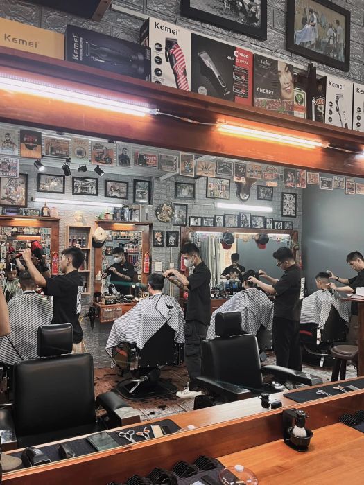 Không gian làm việc chuyên nghiệp tại Hường Minh Tuấn Barber Shop