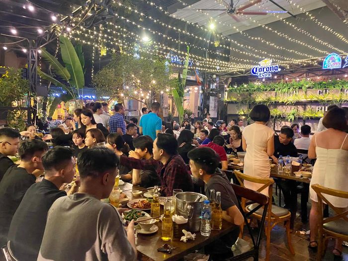 Không gian đầy màu sắc tại Quán beer Người Yêu Cũ - Ảnh 3