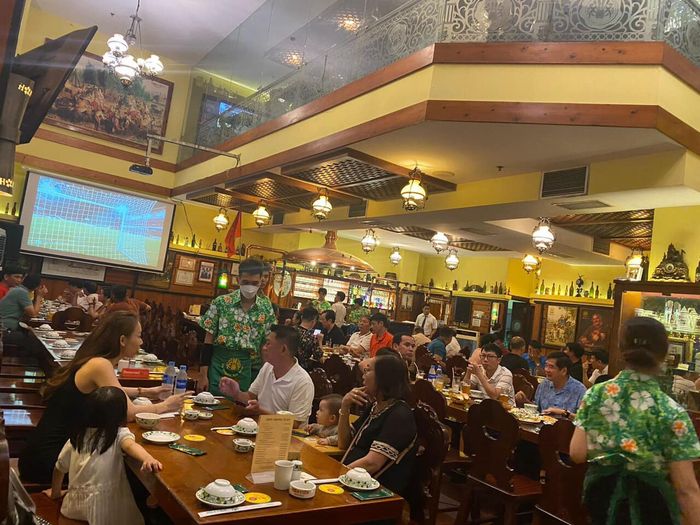 Không gian sang trọng tại Hoa Viên Craft Brewery - Ảnh 1