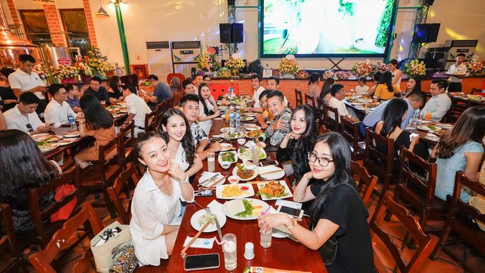 Góc thưởng thức sang trọng tại Legend Beer - Ảnh 2