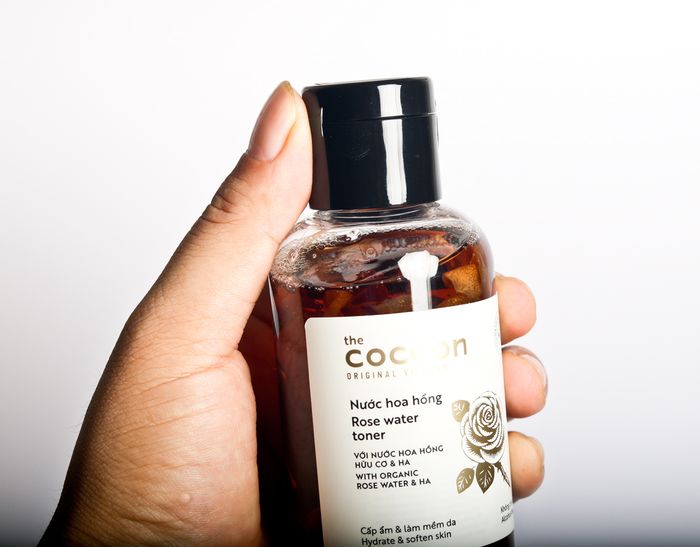 Hình ảnh The Cocoon Rose Water Toner - góc cận cảnh sản phẩm thực tế