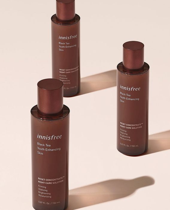 Hình ảnh Toner Innisfree Black Tea Youth Enhancing Skin - góc cận cảnh chai sản phẩm