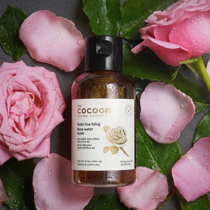 Hình ảnh The Cocoon Rose Water Toner - chai thủy tinh sang trọng chứa cánh hoa hồng tự nhiên