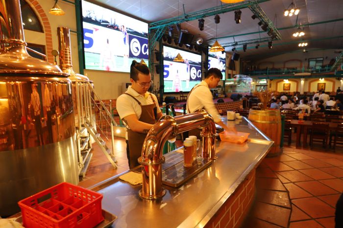 Không gian tiệc tùng sôi động tại Legend Beer - Ảnh 3