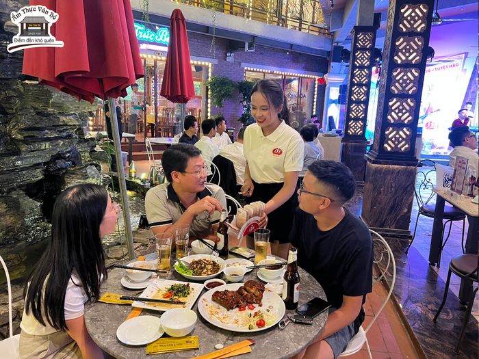 Không gian ấm cúng tại Ẩm Thực Vân Hồ - Ảnh 1