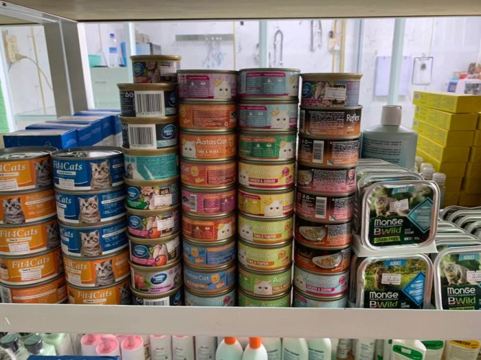 Khu vực bán phụ kiện và thức ăn tại Alpha Pet Shop