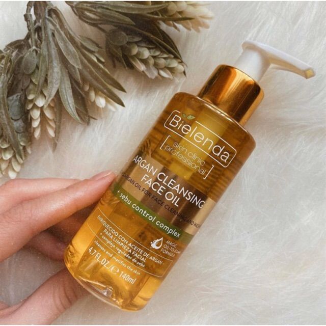 [Hình ảnh] Dầu tẩy trang Bielenda Argan - Chai thiết kế tối giản với dung dịch vàng óng ánh như mật ong, minh chứng cho sự tinh khiết của tinh dầu Argan Maroc.