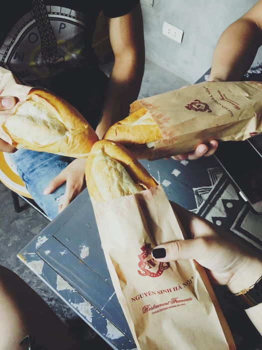 Không gian thưởng thức bánh mì Nguyên Sinh đậm chất cổ điển